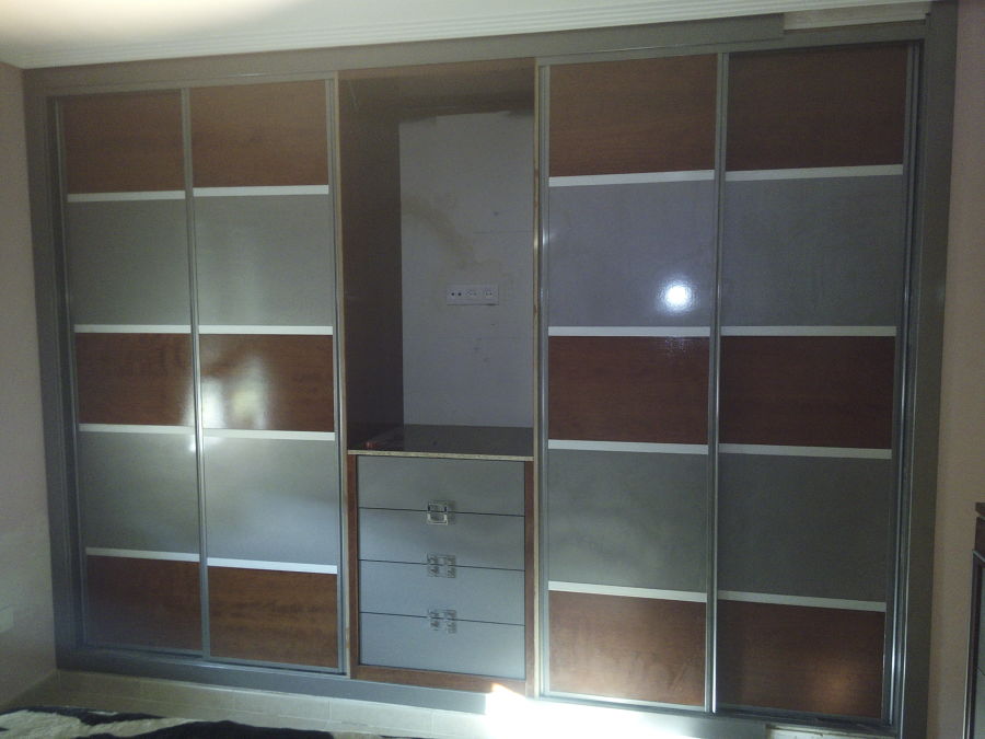 Armario empotrado con hueco de televisor