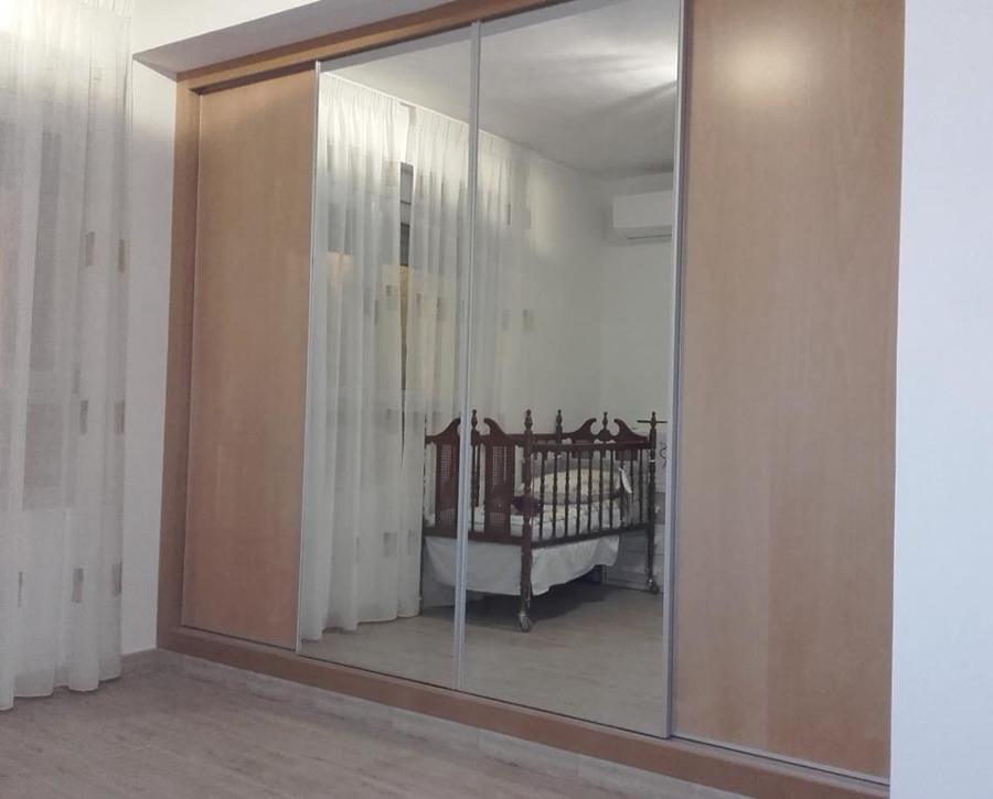 Armario empotrado con puertas correderas.