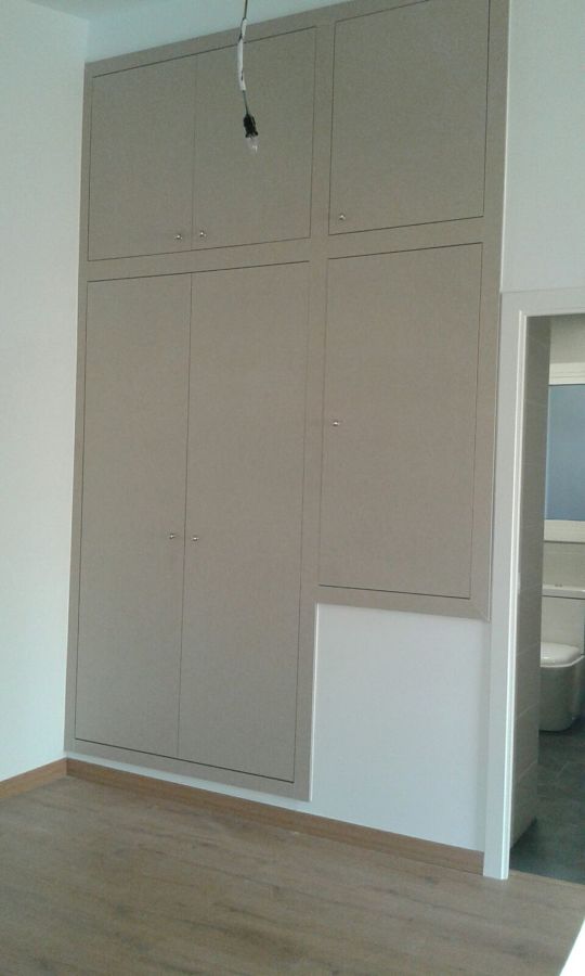 Armario empotrado hecho a medida con cajonera