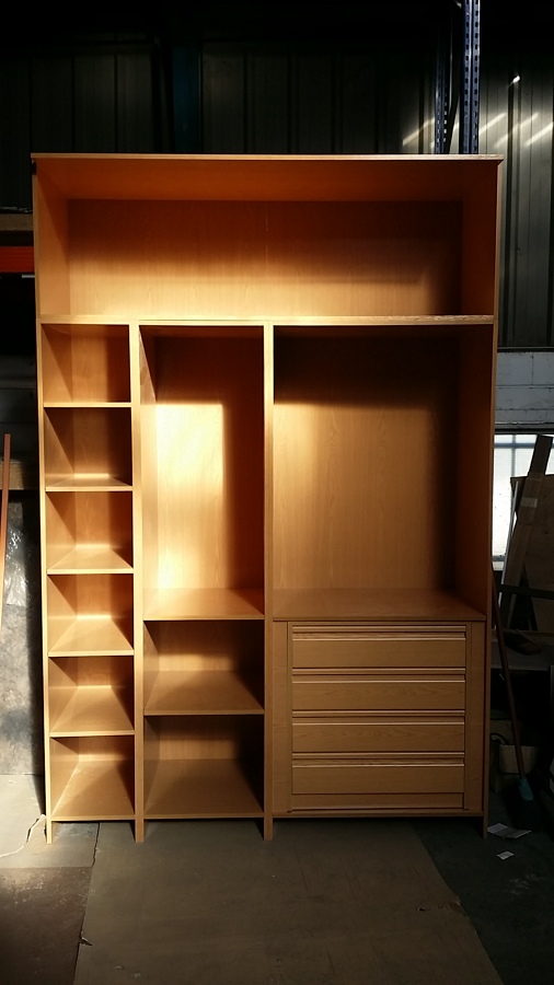 Armario empotrado interior de roble y puertas wenge