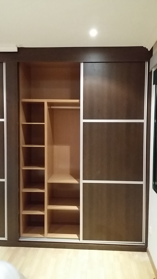 Armario empotrado interior de roble y puertas wenge