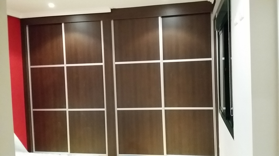 Armario empotrado interior de roble y puertas wenge