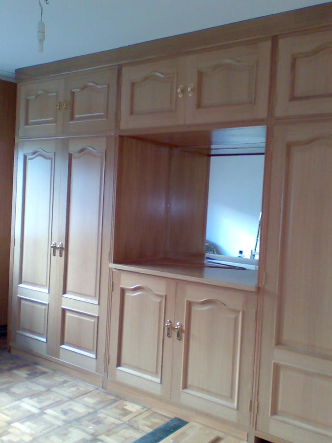 Armario en roble con puertas abatibles