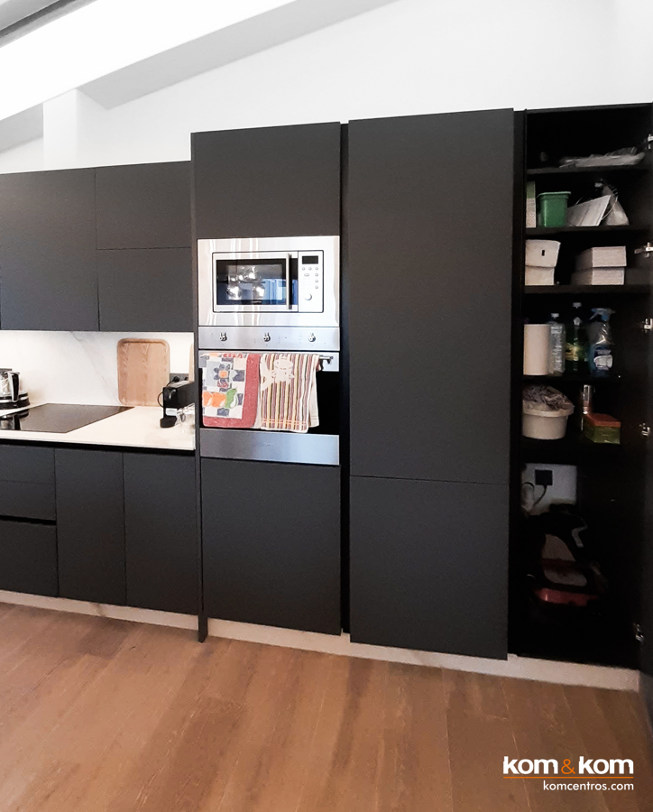 Armario escobero junto al frigorífico integrado