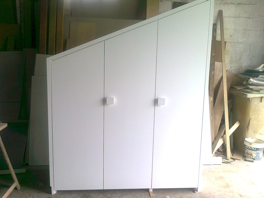 Armario lacado en blanco en caída