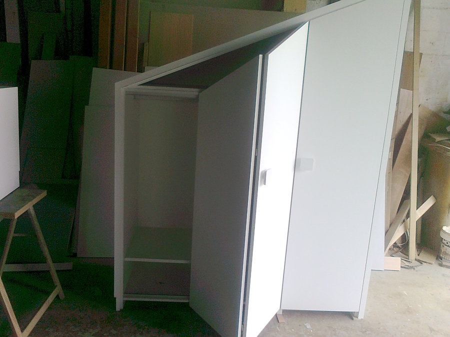Armario lacado en blanco en caída con puertas plegables