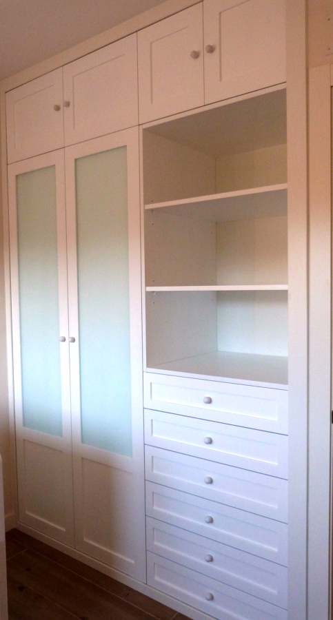 Armario moderno y funcional.