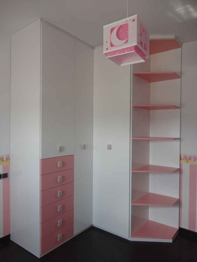 Armario rinconero infantil en lacado blanco combinado en rosa