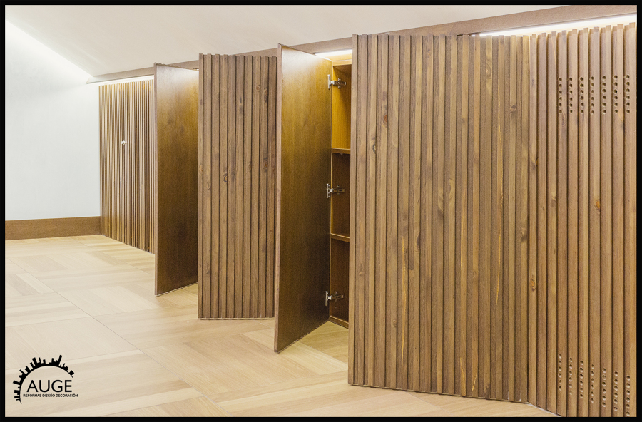 Armario roble barnizado según diseño