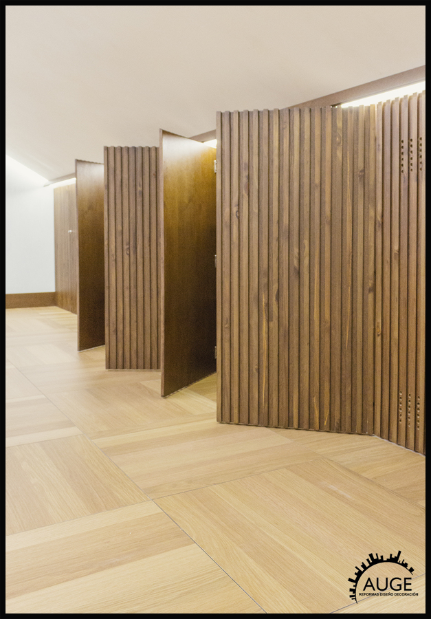 Armario roble barnizado según diseño