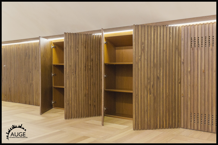 Armario roble barnizado según diseño