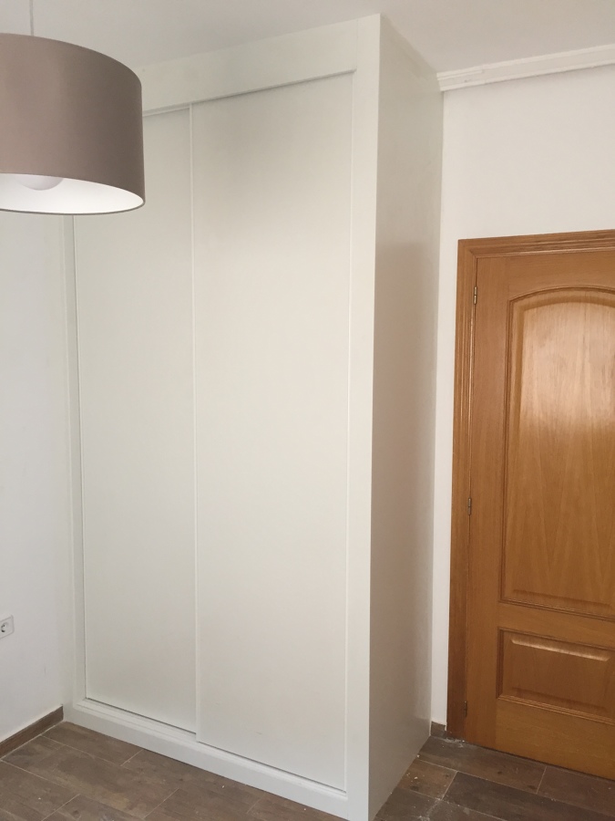 Armario terminado; ha sido ajustado hasta el techo para q no entre el polvo en ningún rincón.