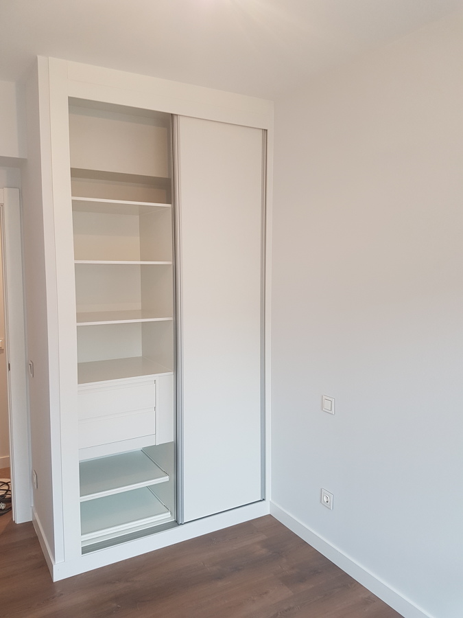 Armario vestido con puertas correderas