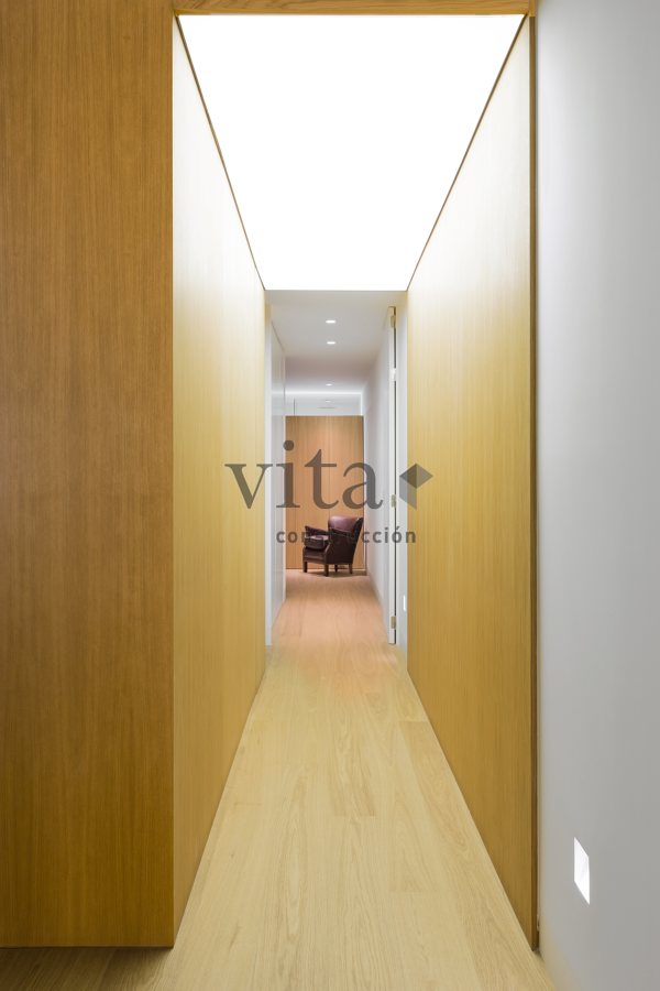 Armarios a medida enrasados de suelo a techo en roble natural