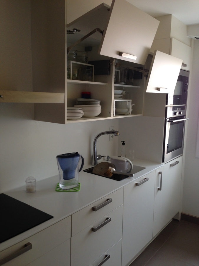 ARMARIOS COMODOS EN APERTURAS EN COCINA ESTRECHAS