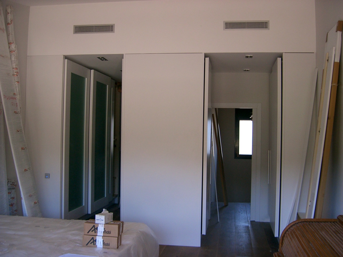 Armarios correderos con función de distribuidor.