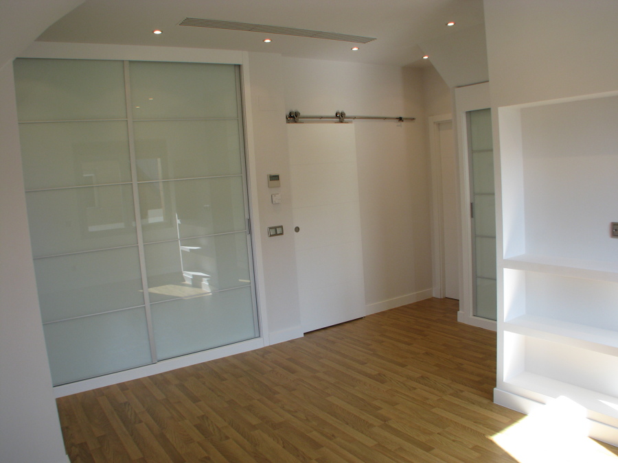 Armarios de cristal y puerta corredera