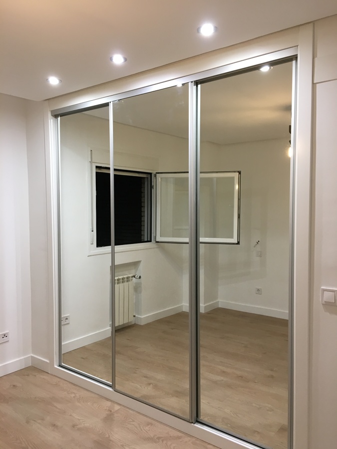 armarios en espejo con perfiles inox