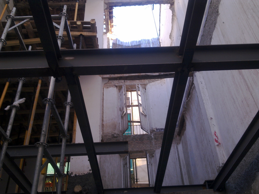 ARRIOSTRAMIENTO DE FACHADAS MEDIANTE ESTRUCTURA METALICA