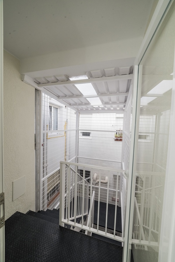 Ascensor con reconstrucción de escalera en patio luces