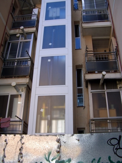 Ascensor por patio de luces interior