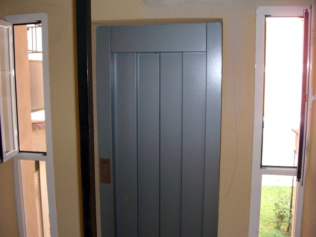 Ascensor por patio de luces interior