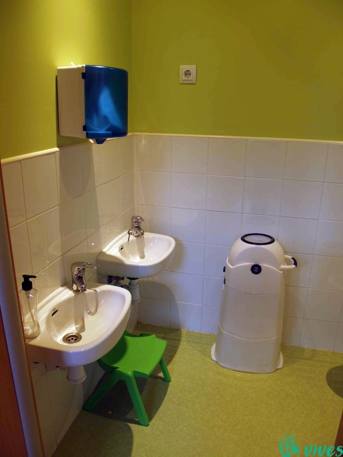 Aseo completamente equipado con sanitarios de tamaño especial