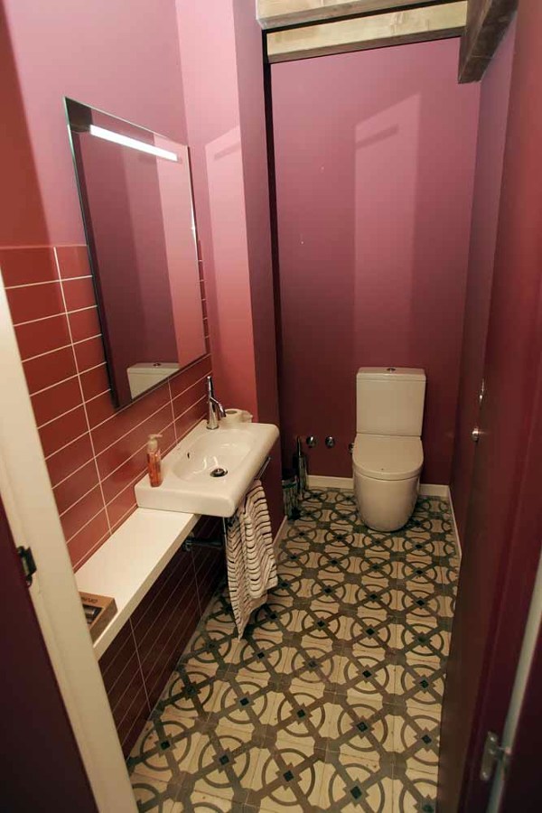 Aseo con baldosa hidráulica recuperada