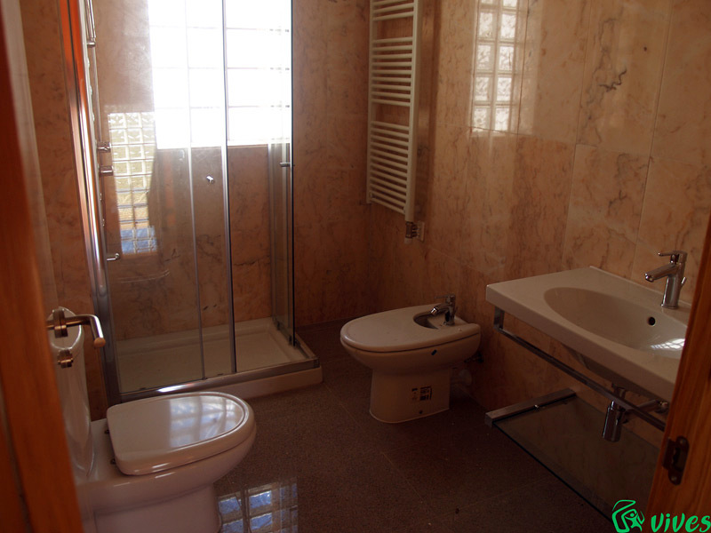 Aseos completamente equipados con sanitarios de loza blanca