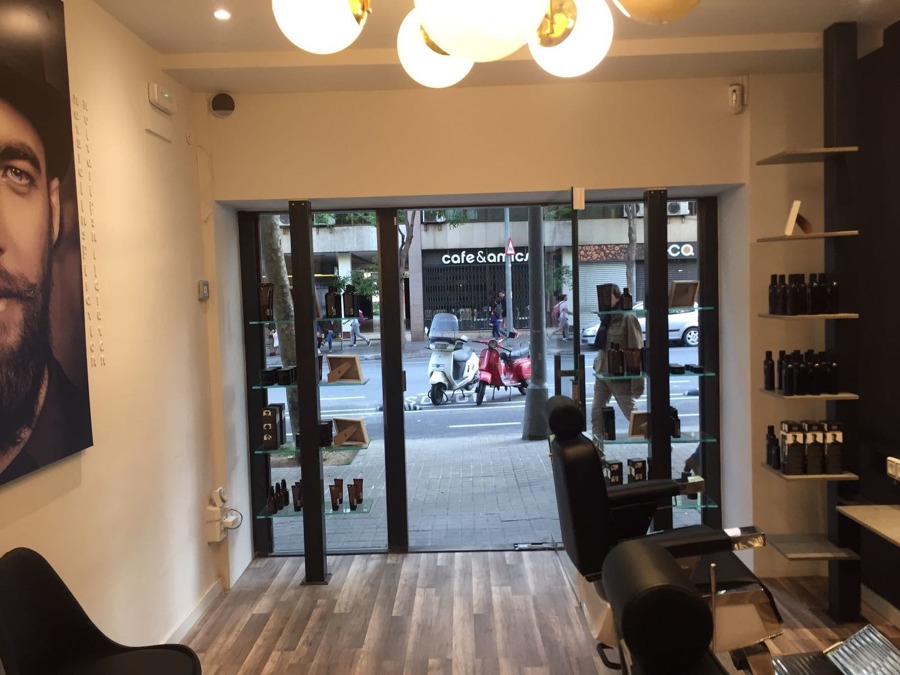 ASÍ HA QUEDADO Entrada a la barbería