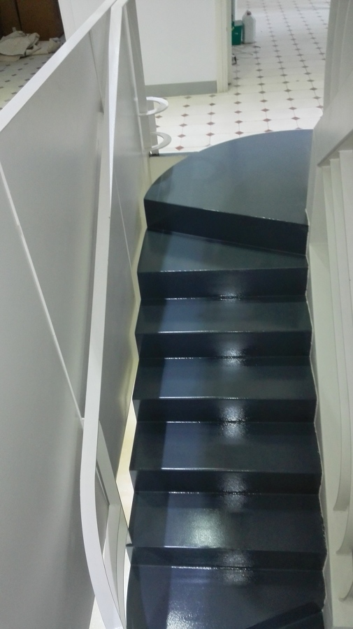 así quedó la escalera después de la pintura