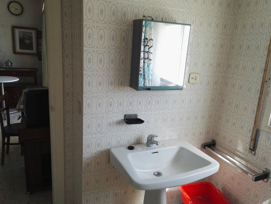 Aspecto de parte del baño antes de reformar