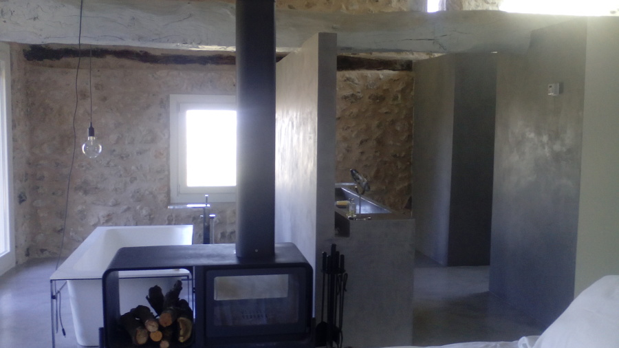 Aspecto general de baño integrado en habitación