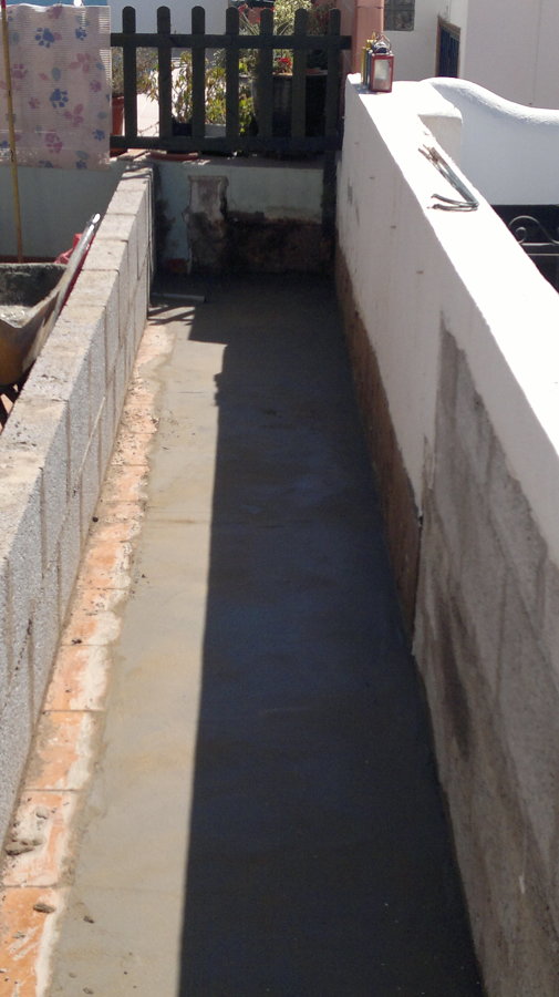 atezado del fondo con pendientes hacia desagües