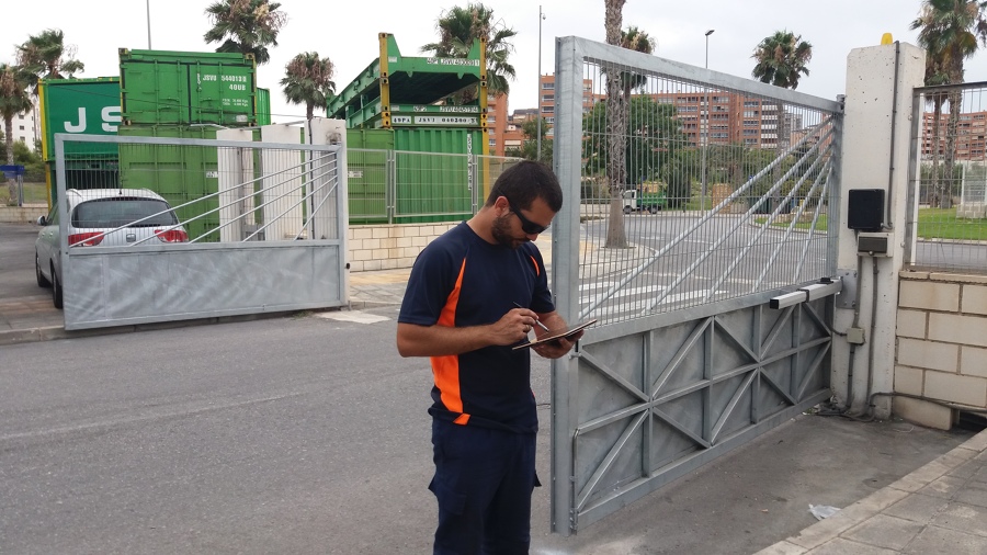 Automatización puerta abatible Puerto de Alicante