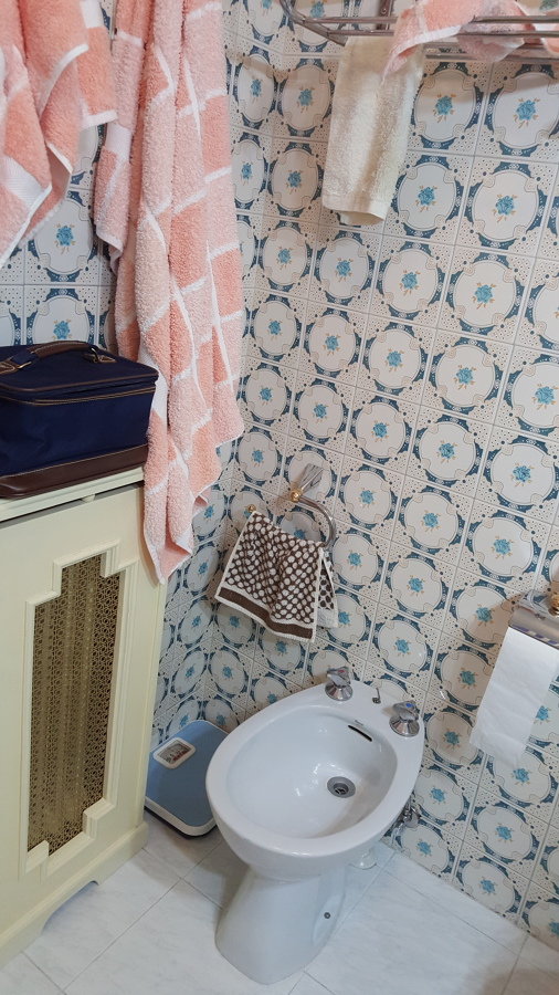 Azulejos y radiador antiguo