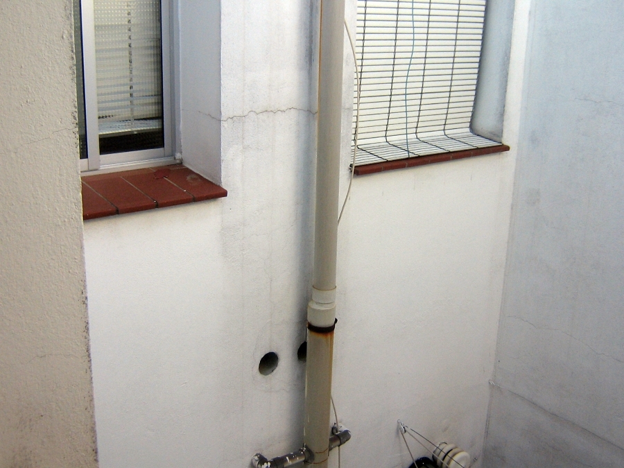 bajante en el patio  comunitario