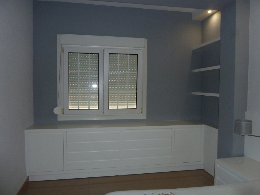 bajo ventana a medida realizado en PLEGUR lacado. Parece obra pero es de madera 