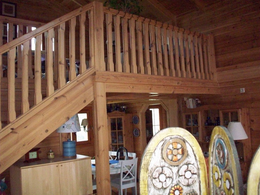 Balaustre, escaleras, techo y vigas de madera maciza