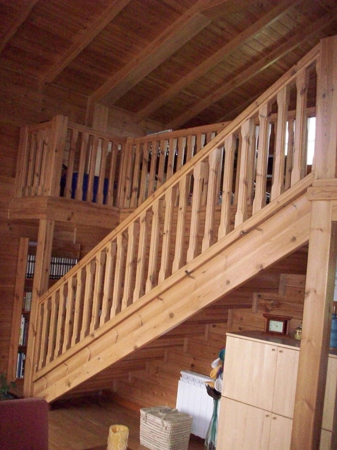 Balaustre, escaleras, techo y vigas de madera maciza