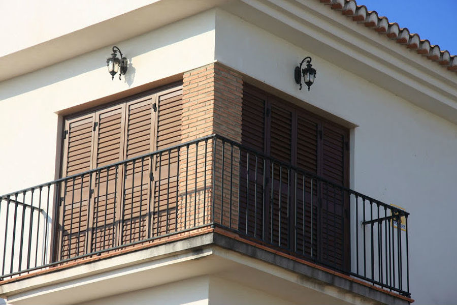 Balcón con mallorquinas plegables en PVC