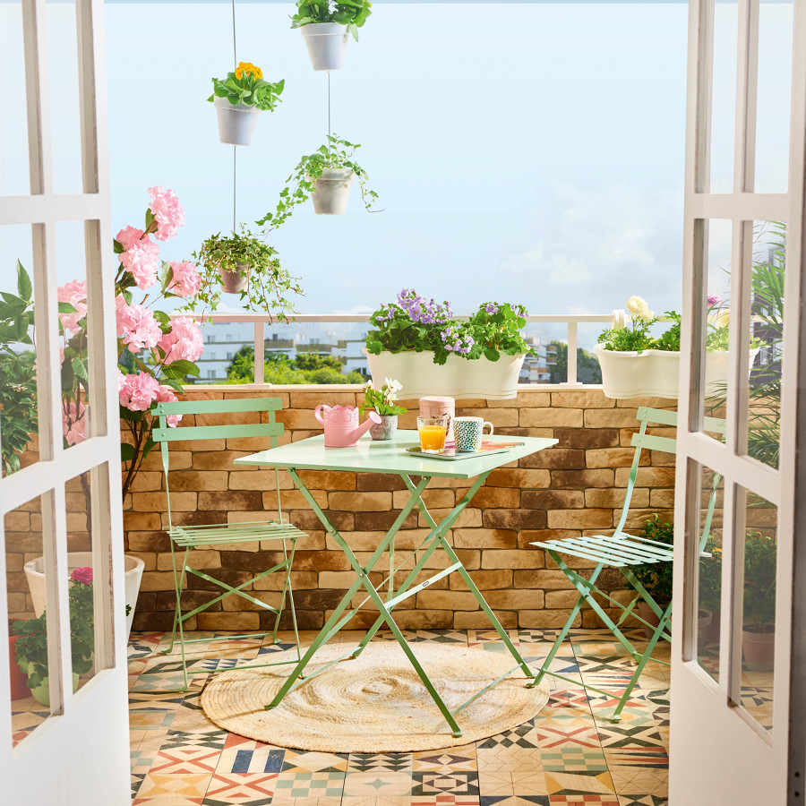 Balcón pequeño con conjunto de mesa y sillas