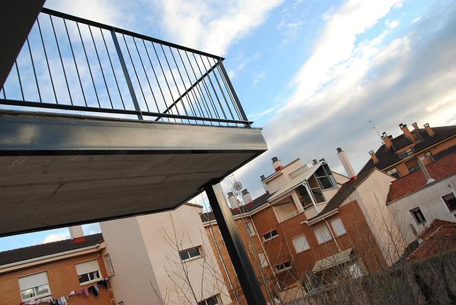 Balcon suspendido de placas de hormigon prefabricadas