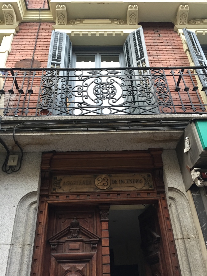 Balconera color gris antes de la obra