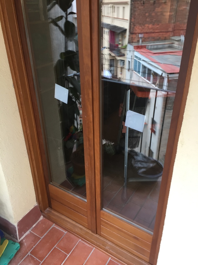 Balconera de iroko con junta central exterior.