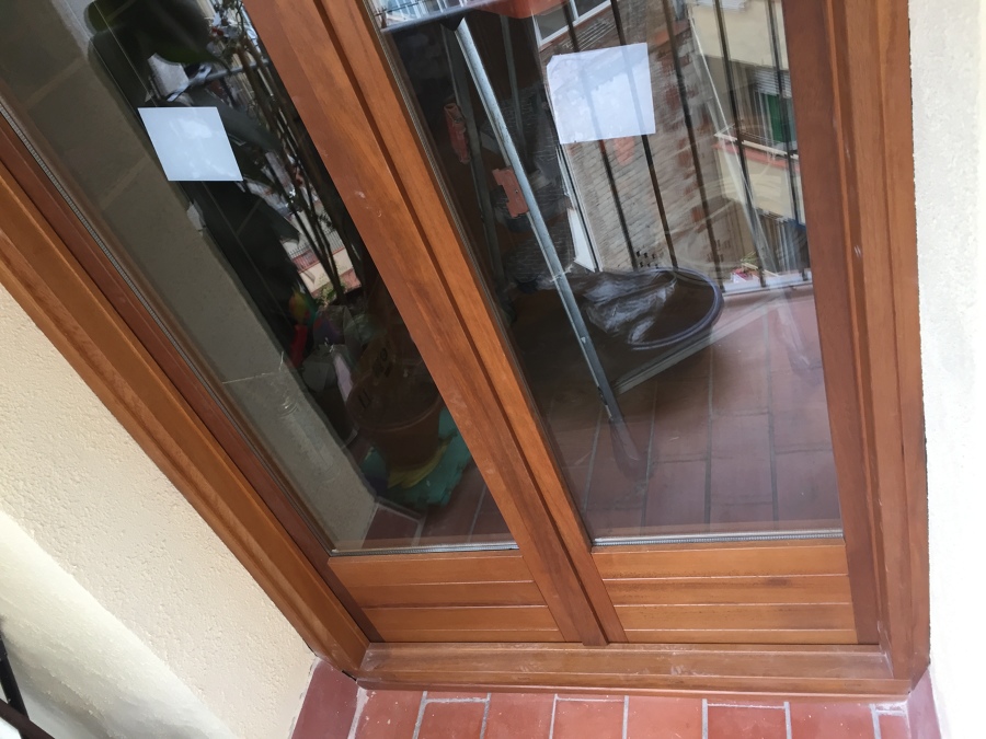 Balconera de iroko con zócalo apilable de 4 alturas