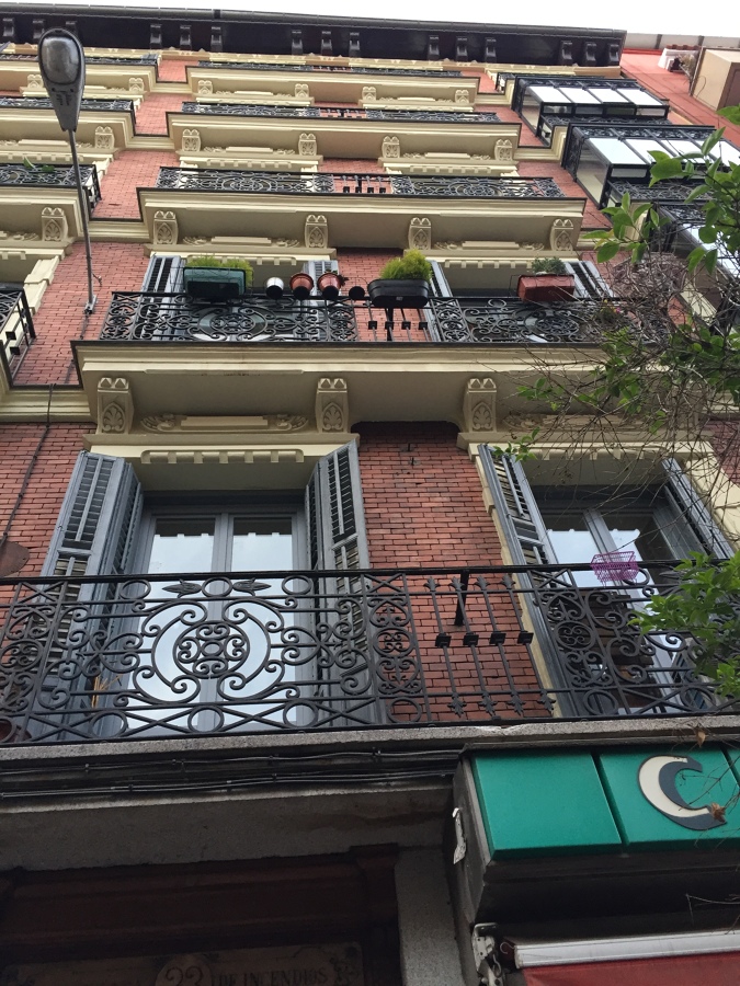Balconeras color gris en fachada protegida.