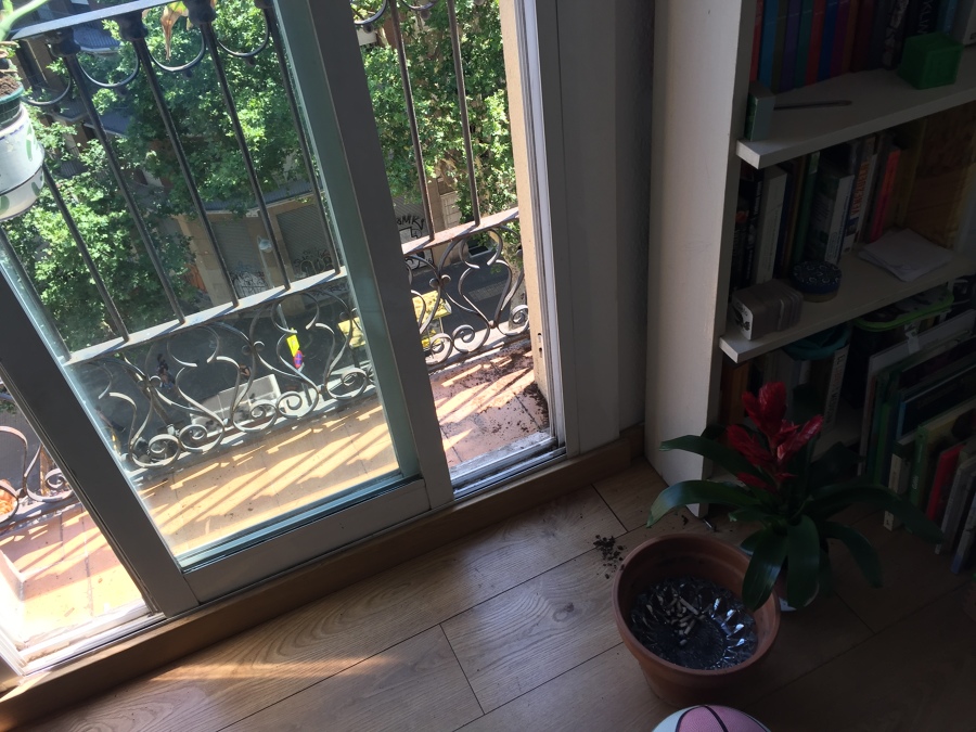 Balconeras de aluminio a través de las cuales pasa el ruido y el frío sin dificultad.