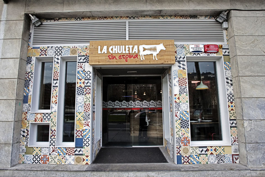 Baldosa hidráulica mural en exterior