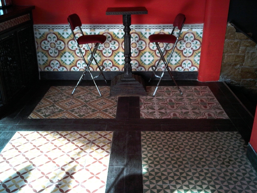 Baldosas en suelo y pared